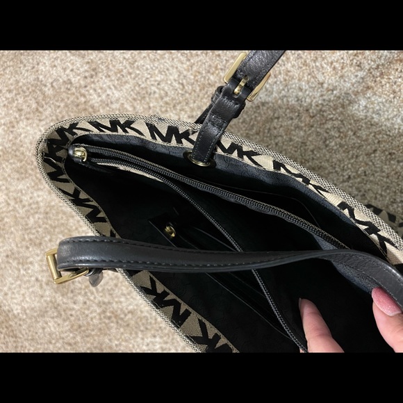 I switch out my purses a lot so I did not carry it for very long - Picture 7 of 7